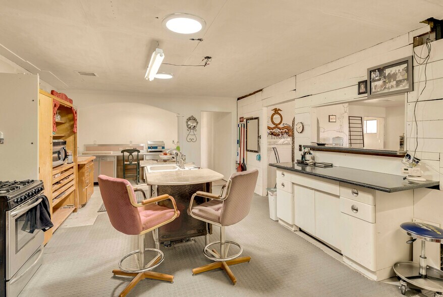 More Photos Of 1216 W Third St, Winslow Showroom For Sale