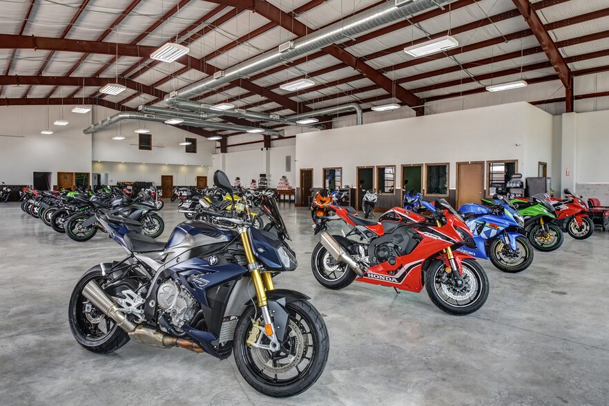 More Photos Of 14902 N Fwy Service Rd, Houston Freestanding For Lease