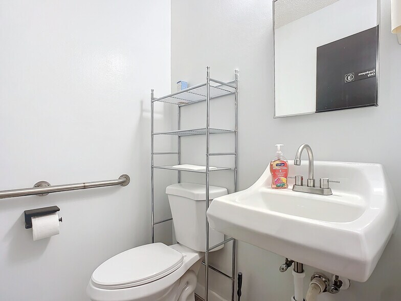 More Photos Of 405 Downing St, New Smyrna Beach Medical For Sale