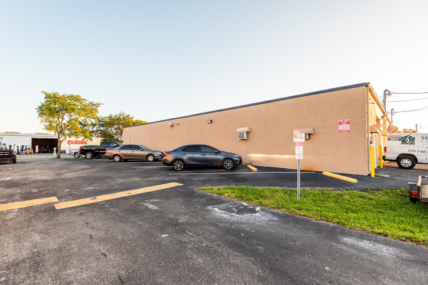 More Photos Of 1013-1017 SE 12th Ave, Cape Coral Industrial For Lease