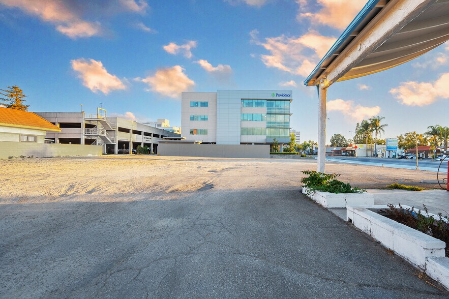 More Photos Of 305 S Main St, Orange Land For Lease