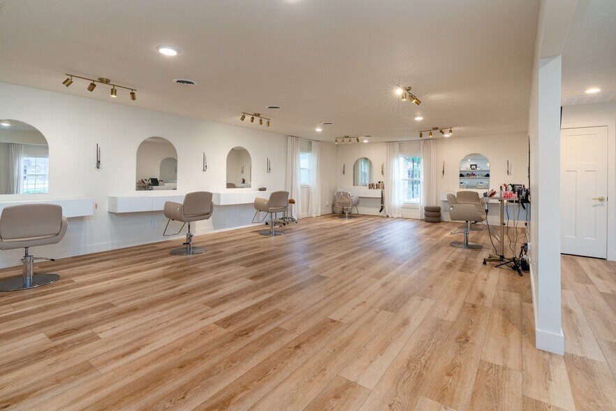 More Photos Of 709 N Carbon St, Marion Flex For Sale