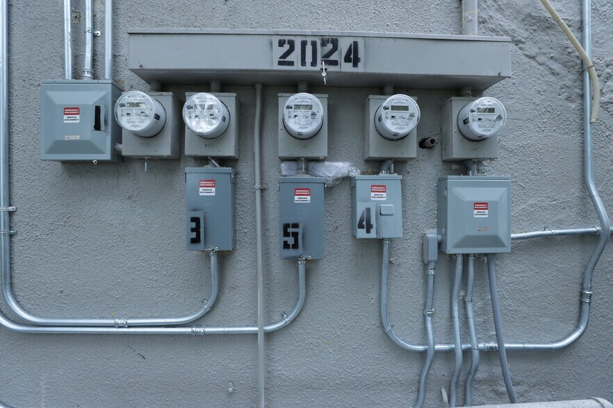More Photos Of 2024 S Flores St, San Antonio Storefront Retail Residential For Sale