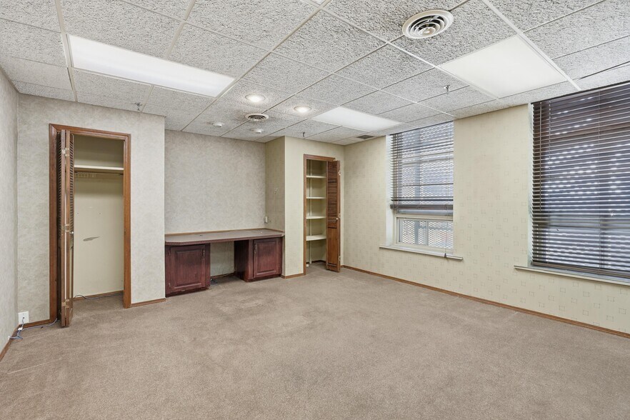 More Photos Of 117 E 4th St, Joplin Office For Sale
