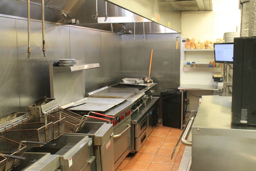 More Photos Of 20 Town Center Dr, Lovettsville Storefront For Lease