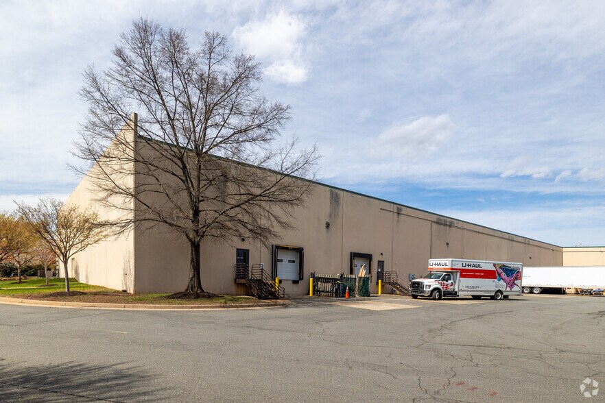 More Photos Of 45449 Severn Way, Sterling Light Distribution For Lease