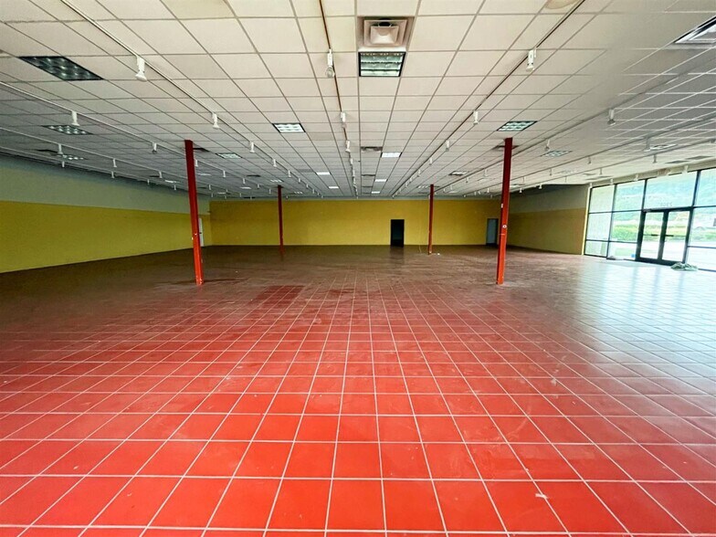 More Photos Of 2908 Knoxville Center Dr, Knoxville Freestanding For Lease