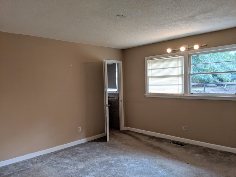More Photos Of 104 Round Knob Rd, Lexington Office For Sale