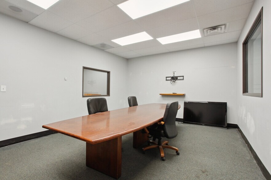 More Photos Of 5961-5975 Broadway, Denver Warehouse For Lease