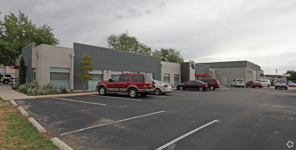 More Photos Of 3224-3228 Collinsworth St, Fort Worth Office For Lease