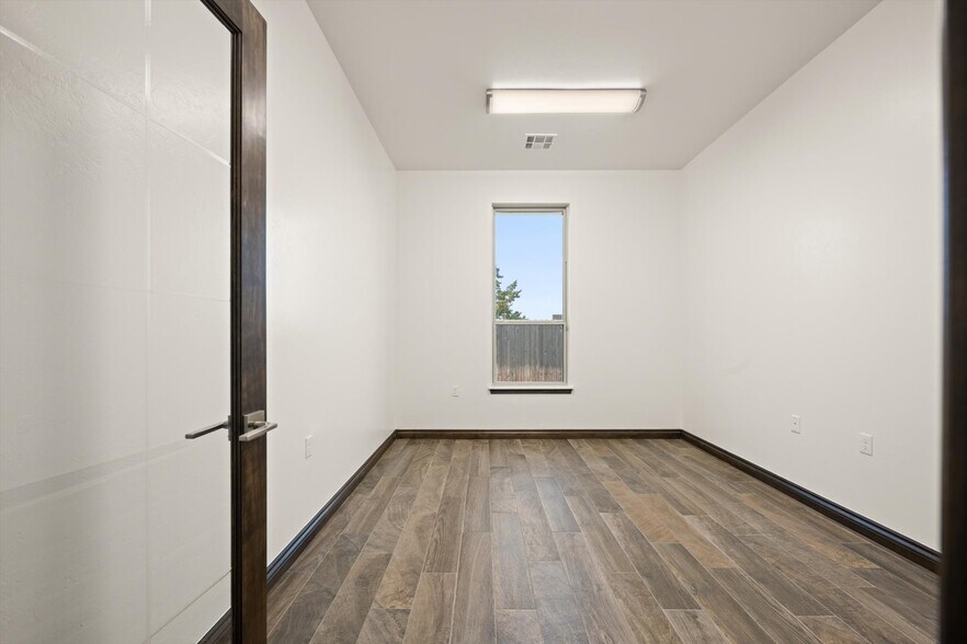 More Photos Of 833 Kelly Lakes Pass, Edmond Office For Lease