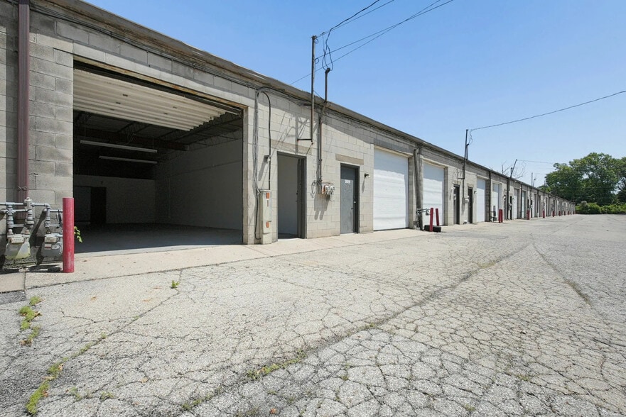 More Photos Of 3723-3871 April Ln, Columbus Light Distribution For Lease