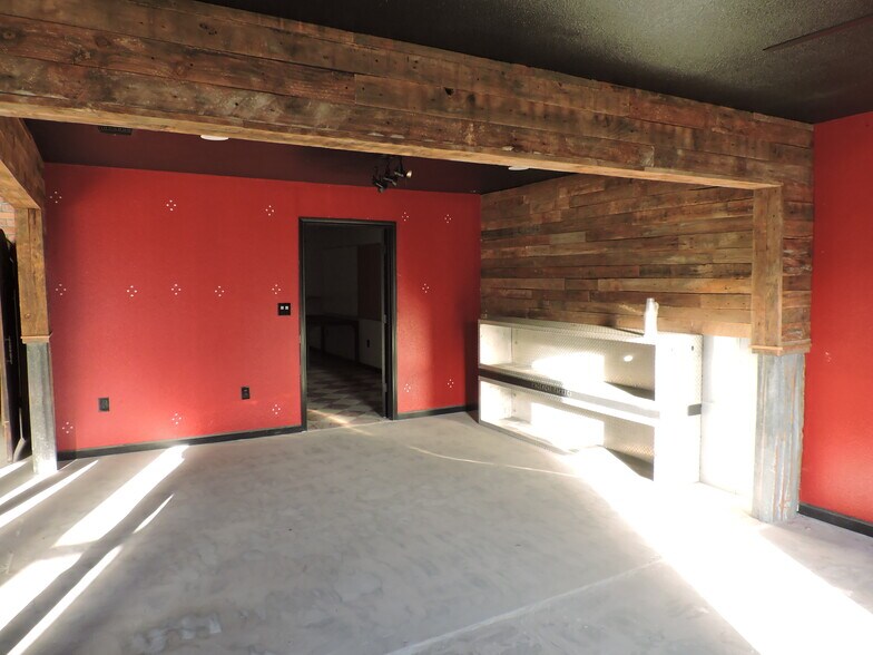 More Photos Of 920 W Mason St, Mabank Manufacturing For Sale