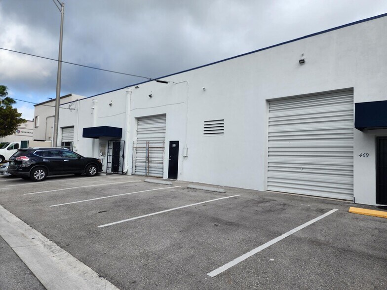 More Photos Of 460 W 84th St, Hialeah Showroom For Lease