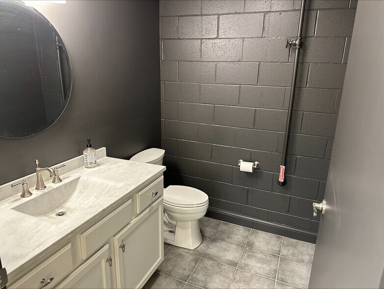 More Photos Of 175 E Broadway Ave, Westerville Warehouse For Lease