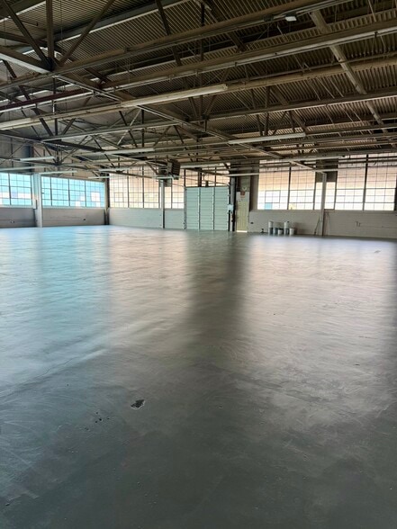 More Photos Of 911 15th St, Columbus Warehouse For Lease
