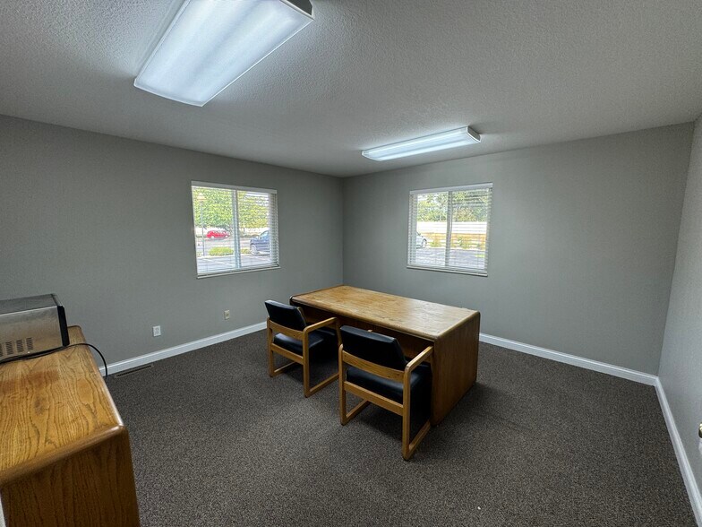 More Photos Of 2901 E Bristol St, Elkhart Office For Sale