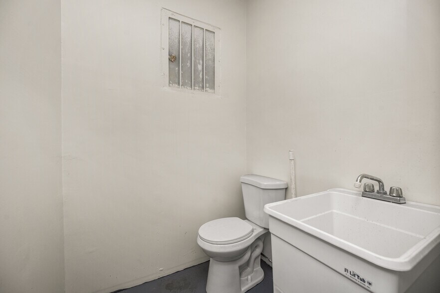 More Photos Of 4863 Telegraph Rd, Los Angeles Manufacturing For Sale