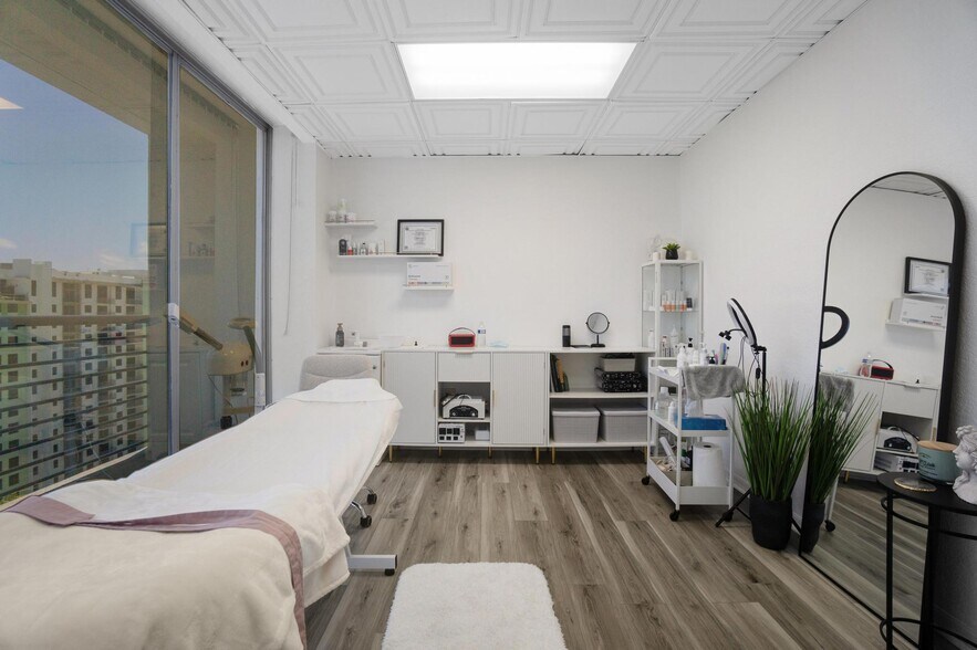 More Photos Of 1720 Harrison St, Hollywood Office Residential For Lease