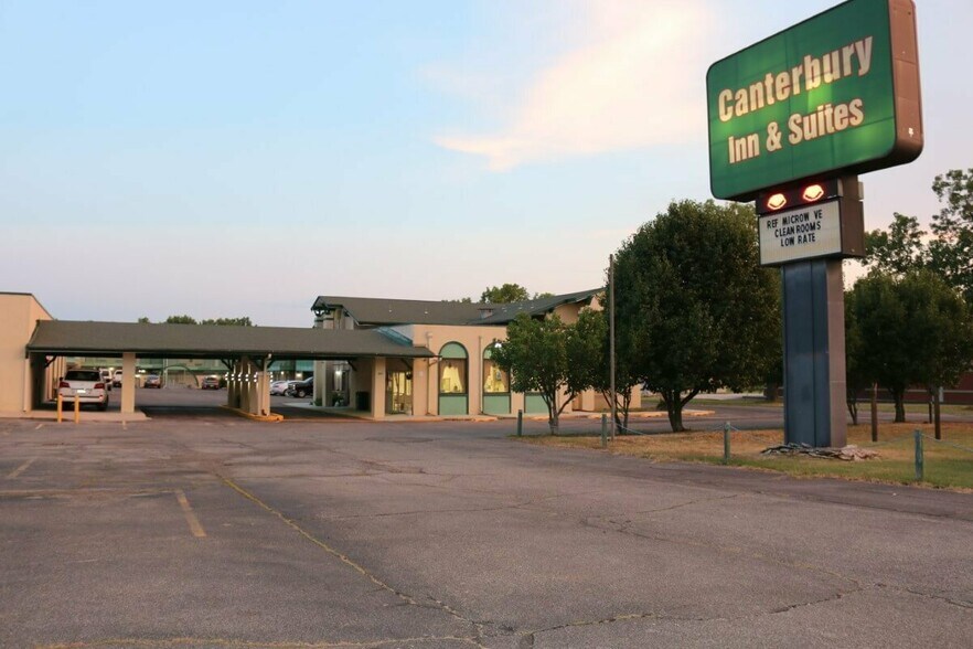 Primary Photo Of 400 Main St, Parsons Hotel For Sale