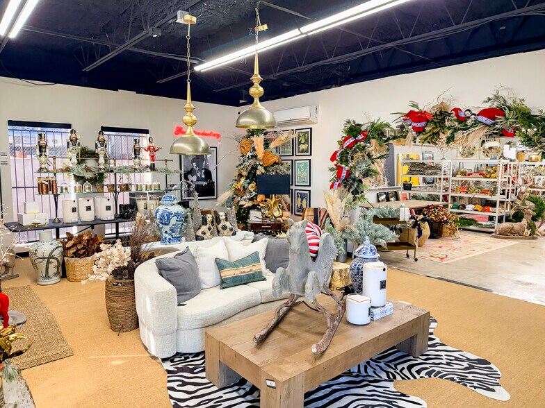 More Photos Of 12131-12137 Valliant St, San Antonio Showroom For Sale