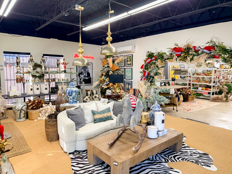 More Photos Of 12131-12137 Valliant St, San Antonio Showroom For Sale