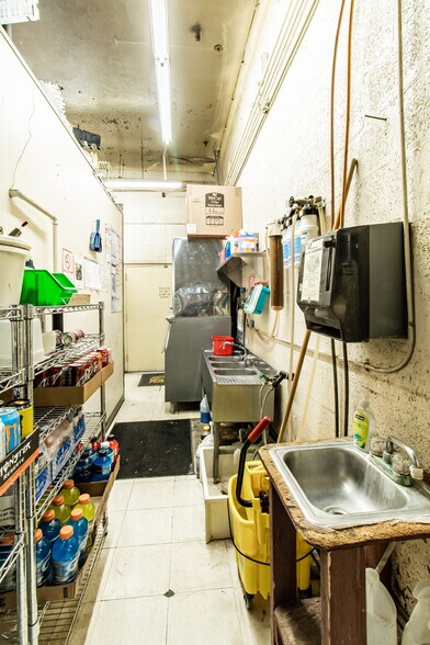 More Photos Of 404 Navajo Blvd, Holbrook Service Station For Sale