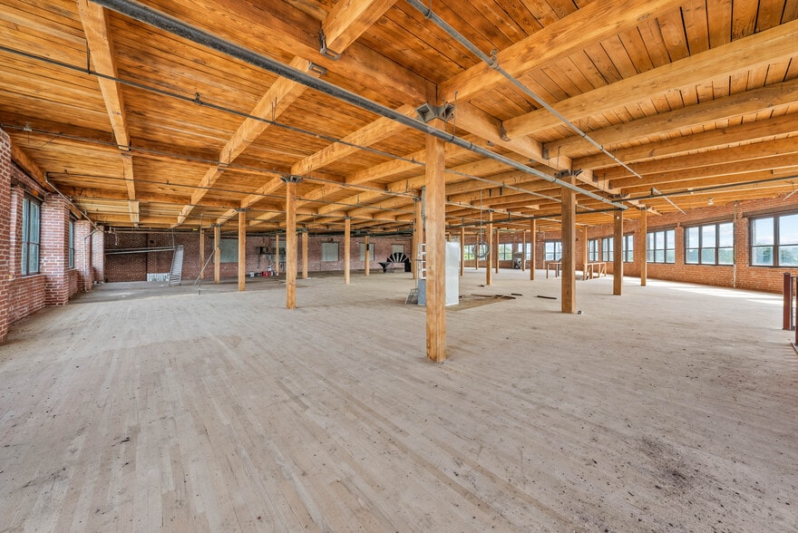 More Photos Of 6100 Wilson Ave, Kansas City Warehouse For Sale