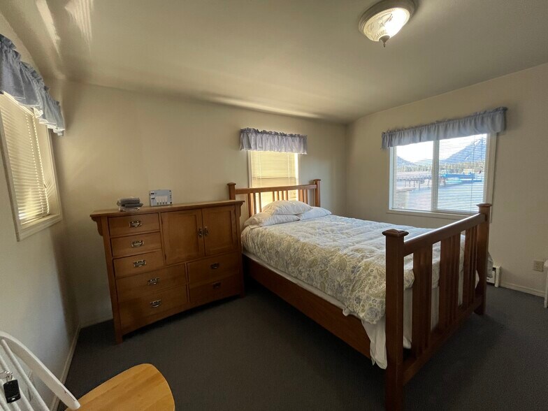 More Photos Of 1004 S Nordic Dr, Petersburg Hotel For Sale