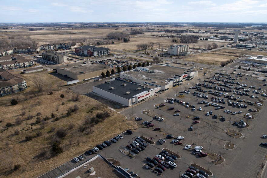 More Photos Of 2020 Adams St, Mankato General Retail For Sale