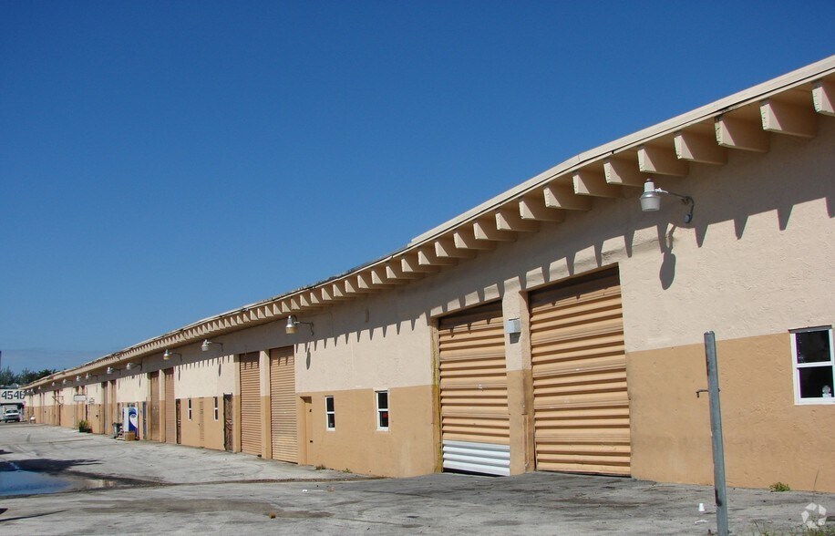 More Photos Of 4623 SW 74th Ave, Miami Warehouse For Lease