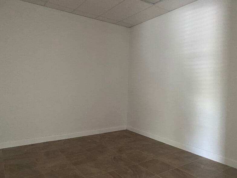 More Photos Of 2047-2071 Global Ct, Sarasota Warehouse For Lease