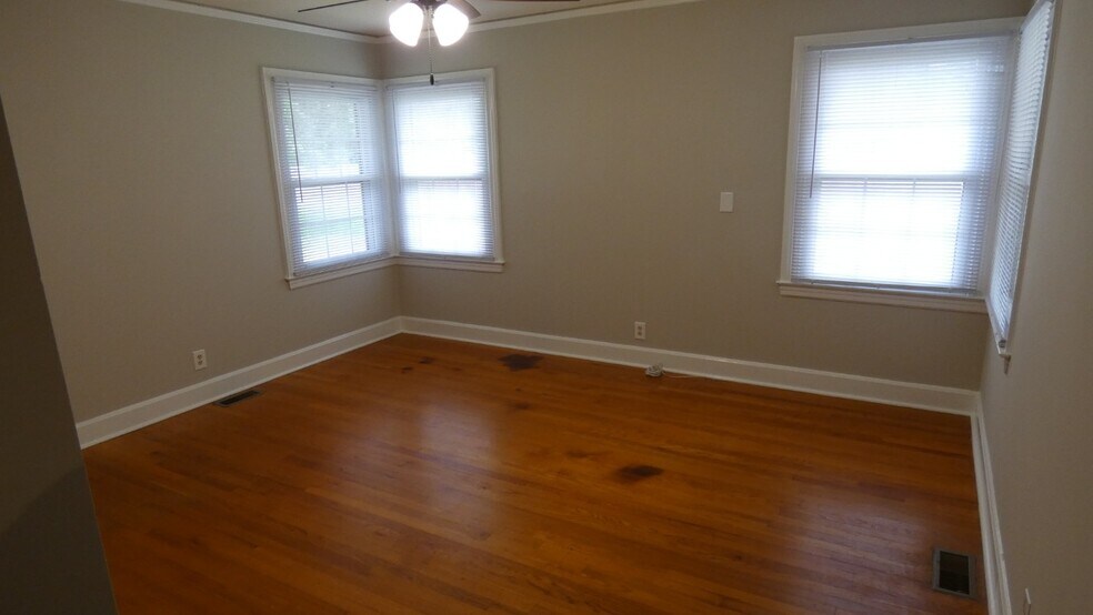 More Photos Of 2911 Middle Tennessee Blvd, Murfreesboro Office Residential For Lease
