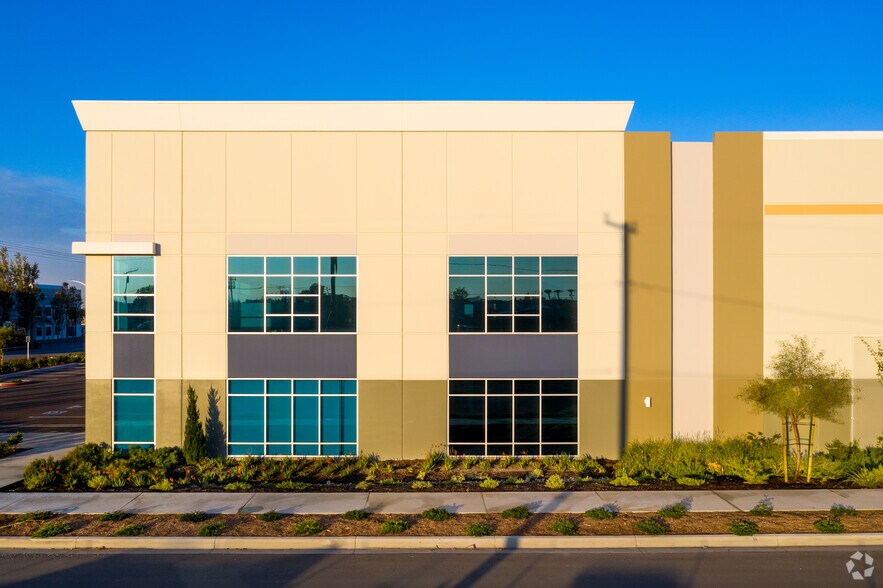 More Photos Of 15850 Slover Ave, Fontana Distribution For Lease