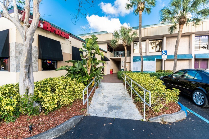 More Photos Of 270-330 S University Dr, Plantation Office For Lease