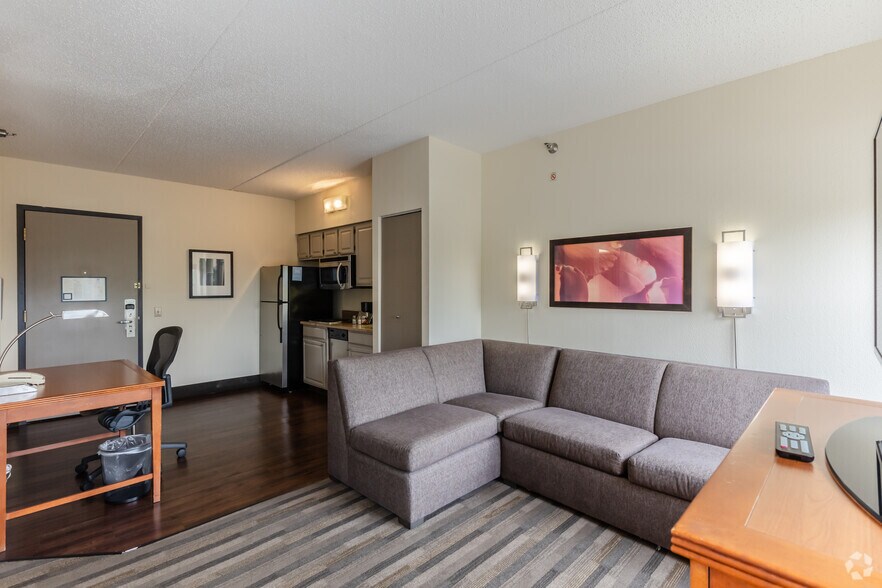 More Photos Of 1251 E American Ln, Schaumburg Hotel For Sale