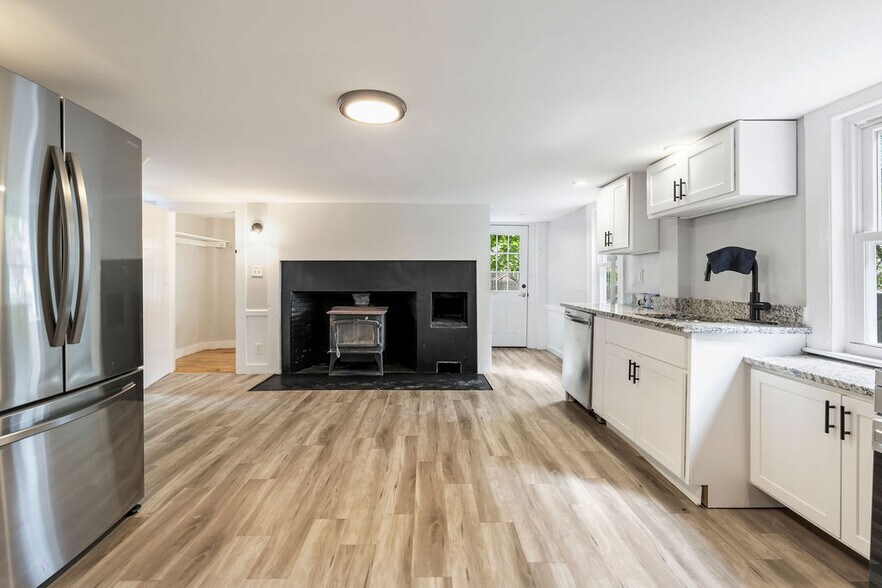 More Photos Of 3 Portsmouth Ave, Exeter General Retail For Sale