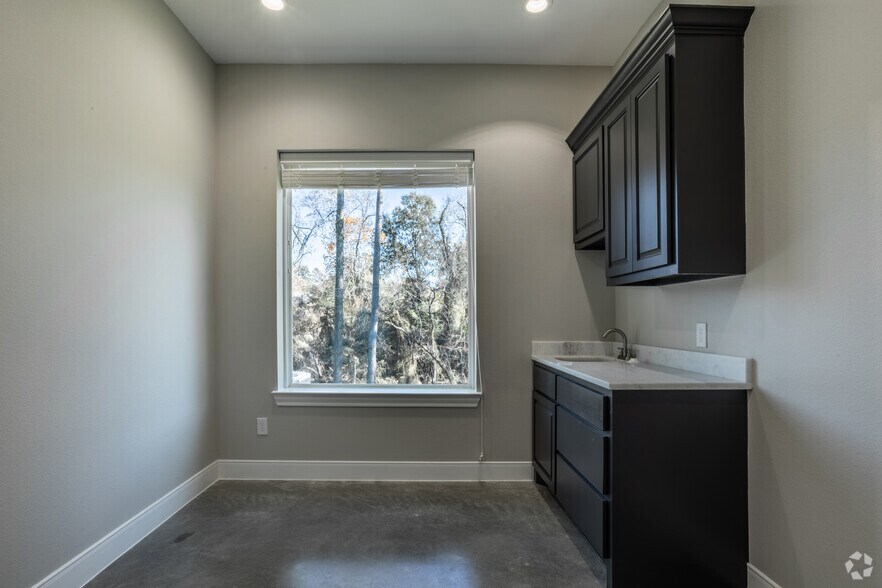 More Photos Of 1904 Longmire Rd, Conroe Unknown For Lease