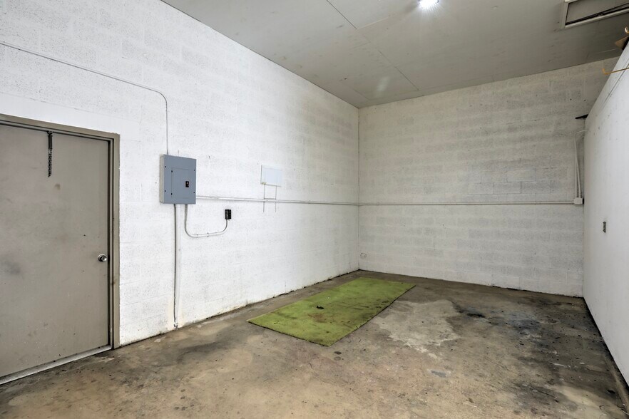 More Photos Of 637 2nd Ln, Vero Beach Flex For Sale