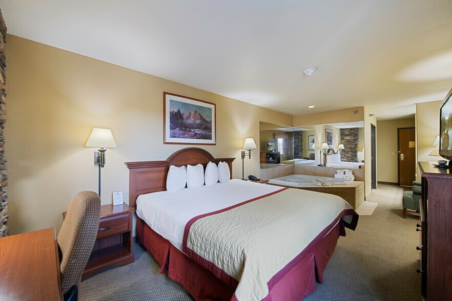 More Photos Of 1424 W Pine St, Pinedale Hotel For Sale