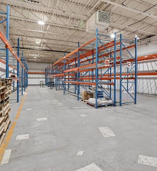More Photos Of 40 Rue John-F.-Kennedy, Saint-Jérôme Warehouse For Sale