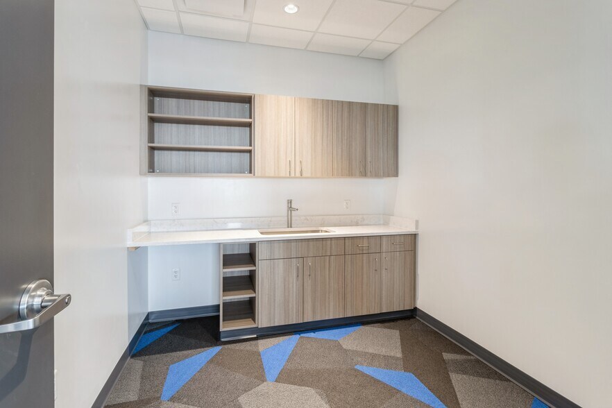 More Photos Of 1465 SW Park Square Dr, Ankeny Office For Lease