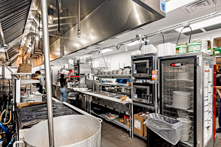 More Photos Of 1072 W Lee Dr, Baton Rouge General Retail For Lease