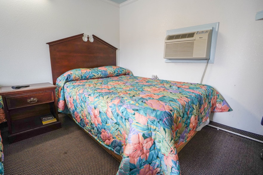 More Photos Of 1408 E Wise St, Bowie Hotel For Sale