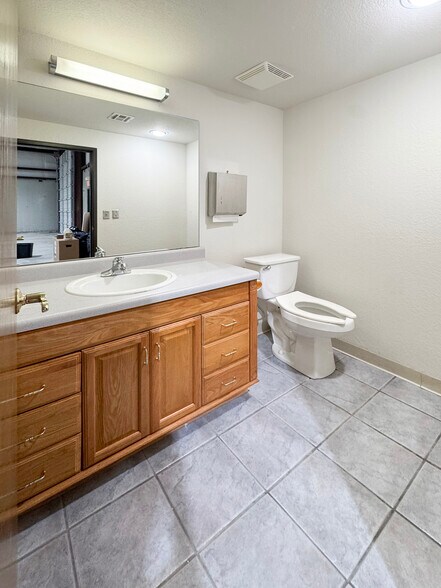 More Photos Of 2005 N Willow Ave, Broken Arrow Service For Lease
