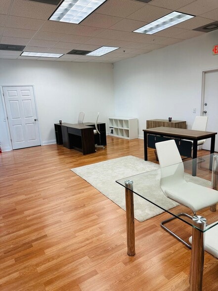 More Photos Of 7901 Kingspointe Pky, Orlando Showroom For Sale