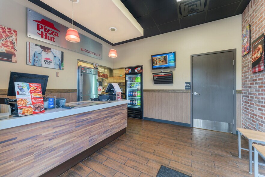 More Photos Of 7179-7187 Broad St, Brooksville Freestanding For Sale