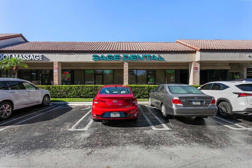 More Photos Of 901-1001 N University Dr, Coral Springs General Retail For Lease