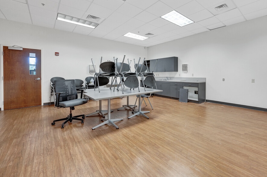 More Photos Of 4969 Centre Pointe Dr, North Charleston Office For Lease