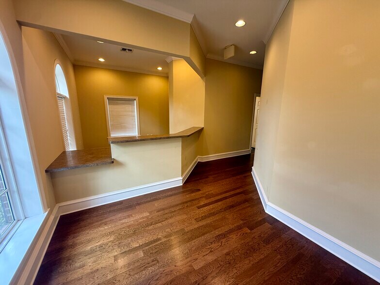More Photos Of 641 S Broadway Ave, Tyler Unknown For Lease